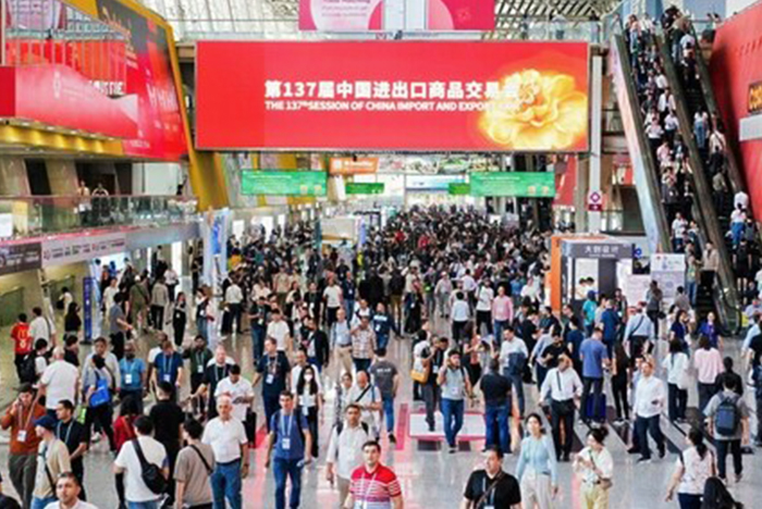 Shenzhen Qunmao Display Technologies Shines at the 137th Canton Fair: Redefining Global Commercial Display Standards